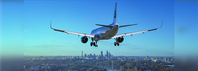 Flugzeug in der Luft, darunter ist die Skyline einer Großstadt zu sehen