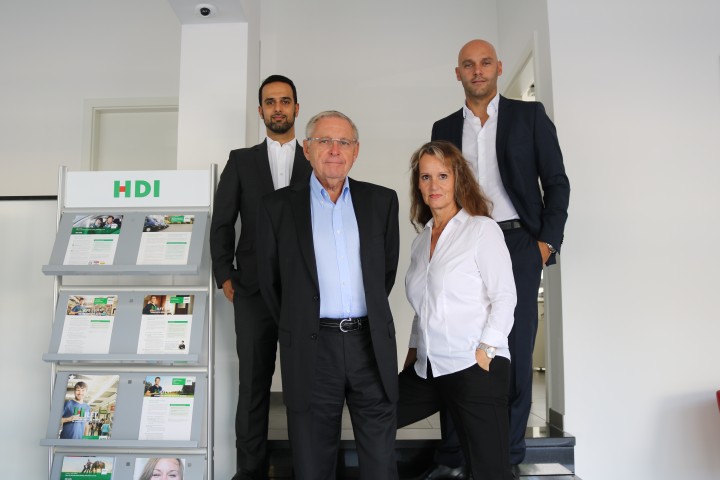 Zu sehen sind Agenturinhaber Dominic Bauch und vier Mitarbeiter (Babak Abjadian, Andrea Scheid und Konrad Wolf) in ihrer Agentur.