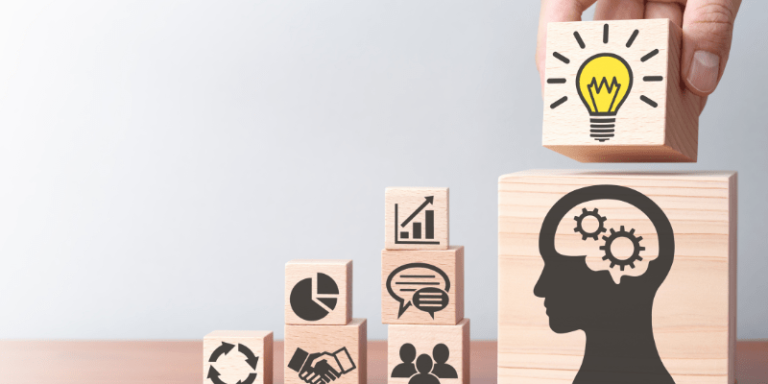 Holzsteine mit verschiedenen Motiven zum Thema Unternehmertum und Strategie.