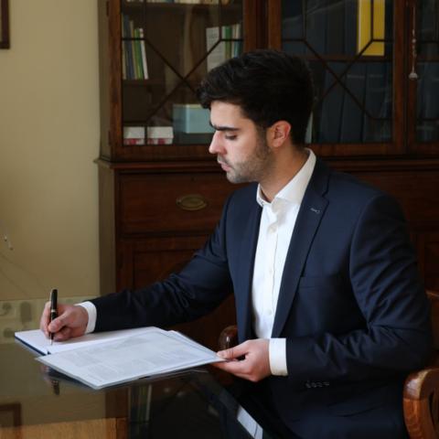 Calleja Cancho am Schreibtisch