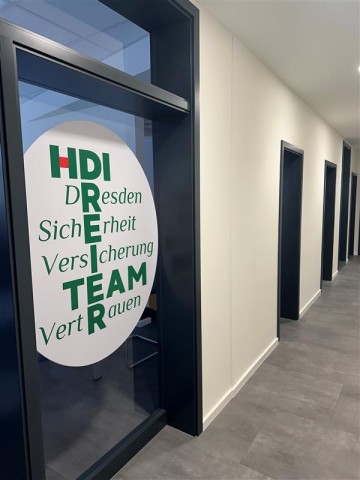 An der Tür ist ein großer runder HDI-Sticker