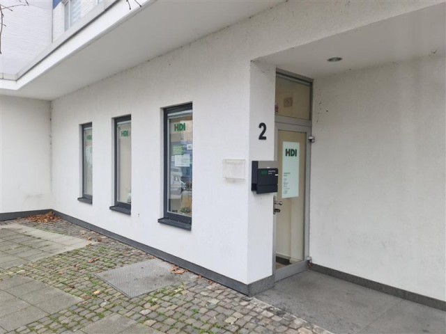 Die Agentur befindet sich in einem weißen Haus.