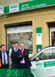 Teamfoto von 2007 vor der HDI Agentur Rico Glombitza