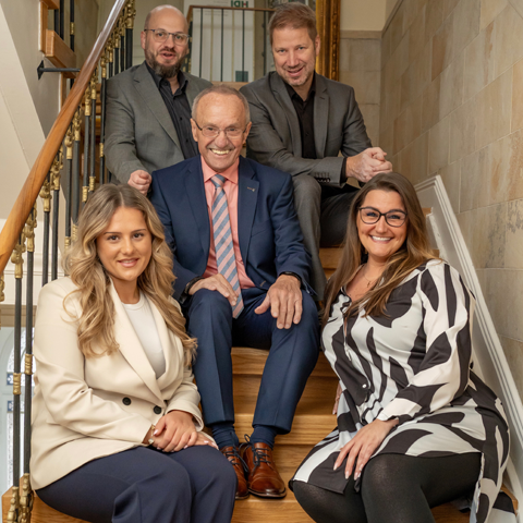 Das gesamte Team sitzt auf der Treppe