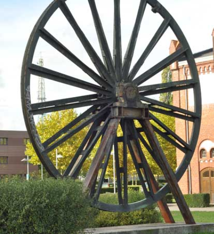 Altes. großes Holzrad