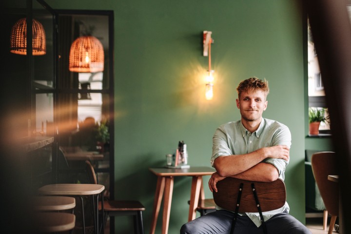 Mann, der auf einem Stuhl sitzt