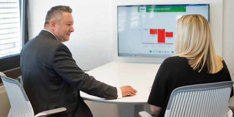 Markovic sitzt an einem weißen Tisch.