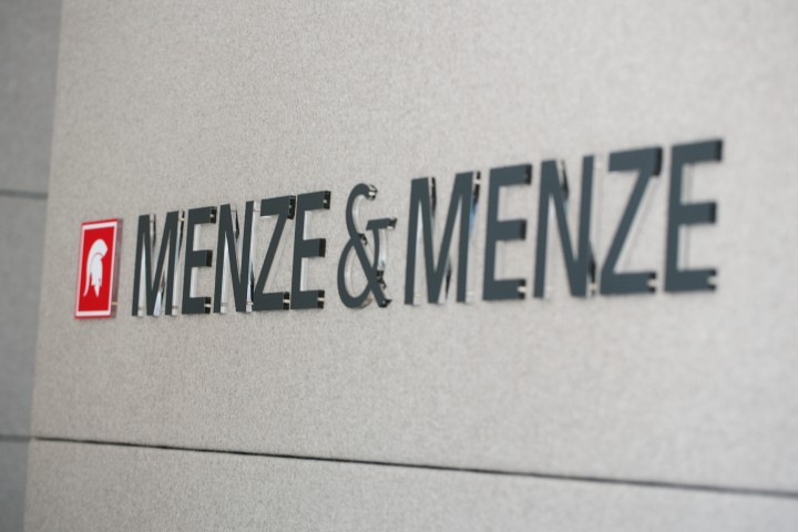 Schriftzug Menze & Menze an einer grauen Wand