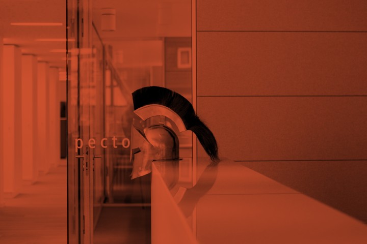 Der Ritterhelm liegt auf einem Tresen und das Bild hat einem roten Filter 