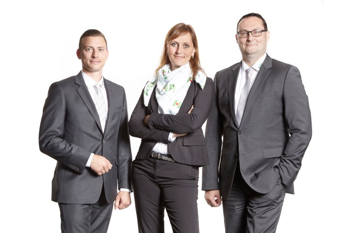 Agenturleiter Sven Meyer und zwei seiner Mitarbeiter