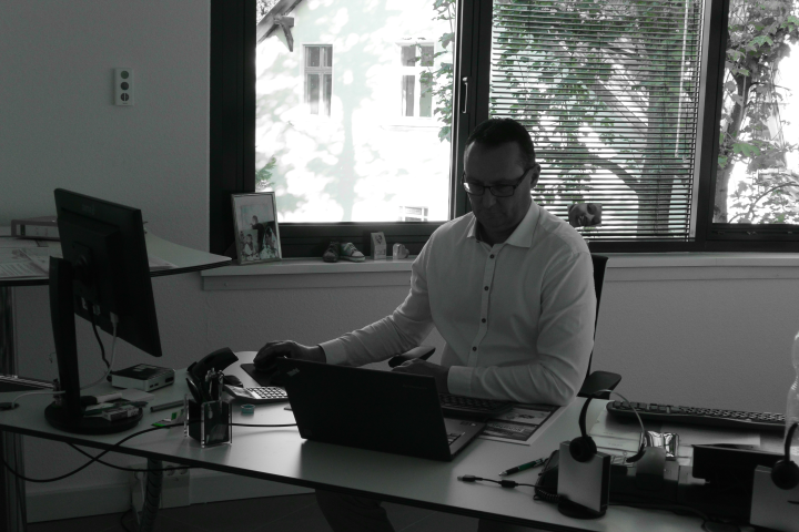 Schwarz-weiß-Foto des Agenturleiters Sven Meyer am Arbeitsplatz