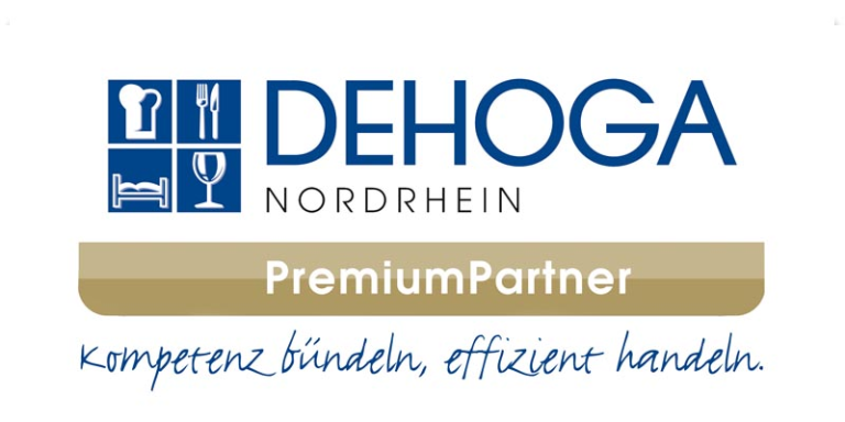Vier kleine Symbole (Kochmütze, Besteck, Bett, Weinglas), rechts daneben der Schriftzug Dehoga Nordrhein, darunter ist ein goldener Balken auf dem  "Premium Partner" steht. Darunter steht in Schreibschrift "Kompetenz bündeln, effizient handeln." geschrieben.