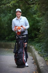 Sebastian Zaus mit Golf-Equipment.