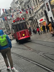  Rote, altmodische Straßenbahn