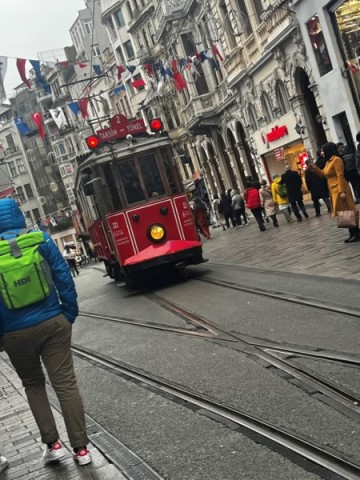  Rote, altmodische Straßenbahn