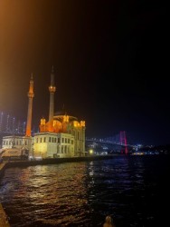 Gebäude mit zwei Türmen.