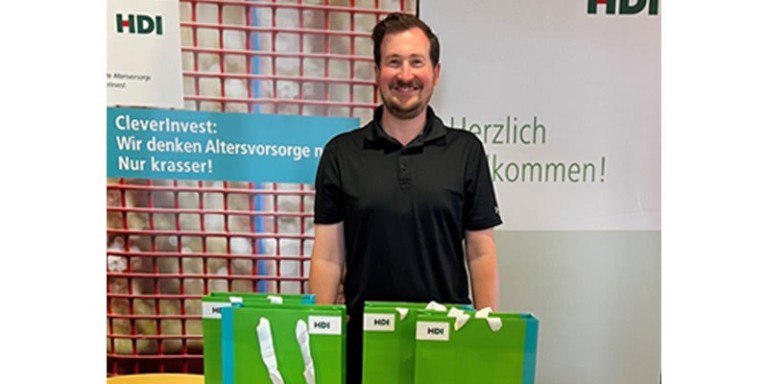 Mitarbeiter Sebsatian Zaus an HDI Infostand 