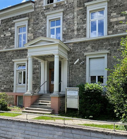 Eingangsbereich der Agentur, welcher überdacht ist