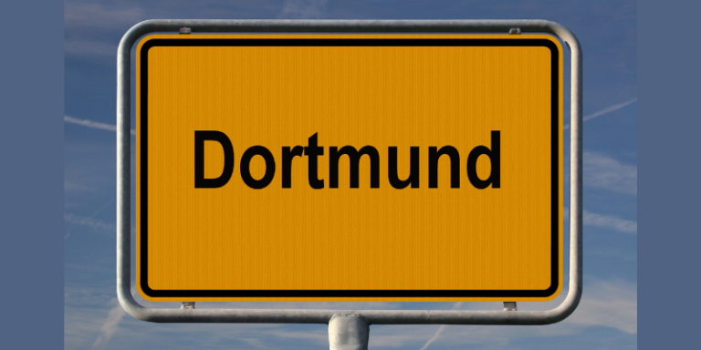 Gelbes Ortseingangsschild mit der Aufschritft Dortmund.