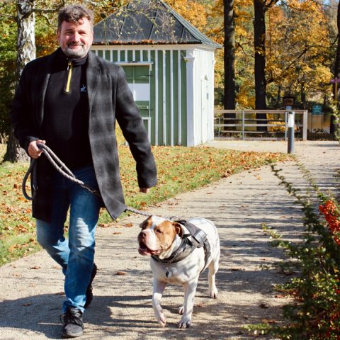 Tauber geht mit seinem Hund spazieren 