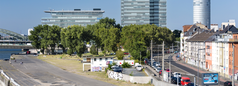 Blick auf Köln Deutz. Links ist ein Teil der Hohenzollernbrücke in Köln zu sehen