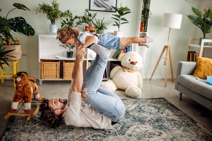 Vater und Sohn sitzen nebeneinander auf einem Sofa und schauen sich an