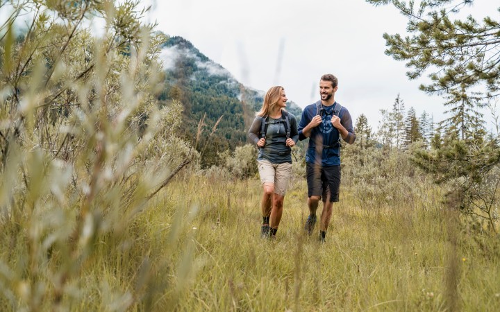 Paar wandert in der Natur