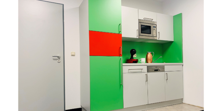 Küchenzeilen in den HDI Farben grün und rot.