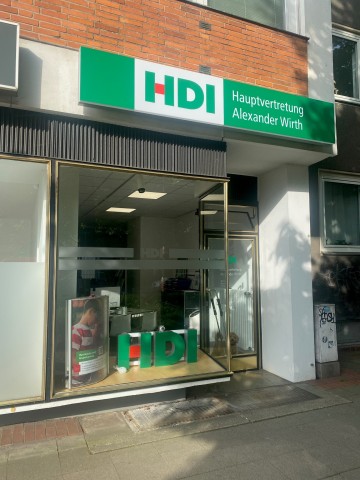 Agentur von außen. Es ist ein großes Fenster zu sehen. Darüber hängt das HDI Logo.