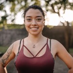 Frau lächelt in die Kamera.