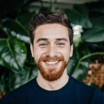 Mann lächelt in die Kamera