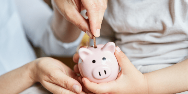 Sparschwein in das eine Münzen gesteckt werden.