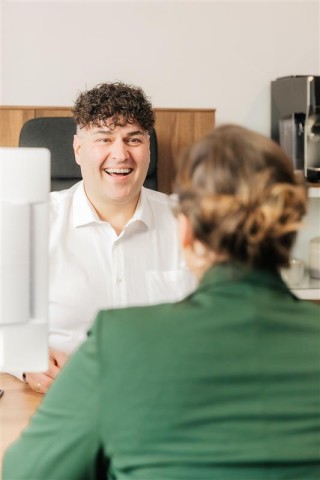 Andreas Schneider bei der Beratung