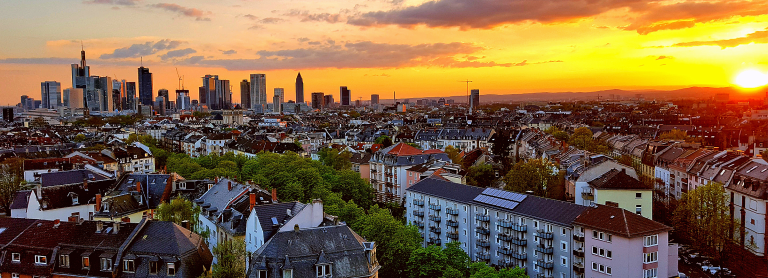 Blick von oben auf die Dächer von Frankfurts Gebäuden. Die Aufnahme wurde im Sonnenuntergang gemacht.