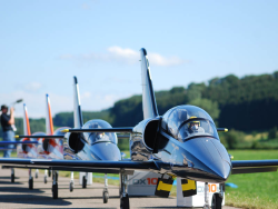 Mehrere Modellflieger stehen hintereinander in einer Reihe.