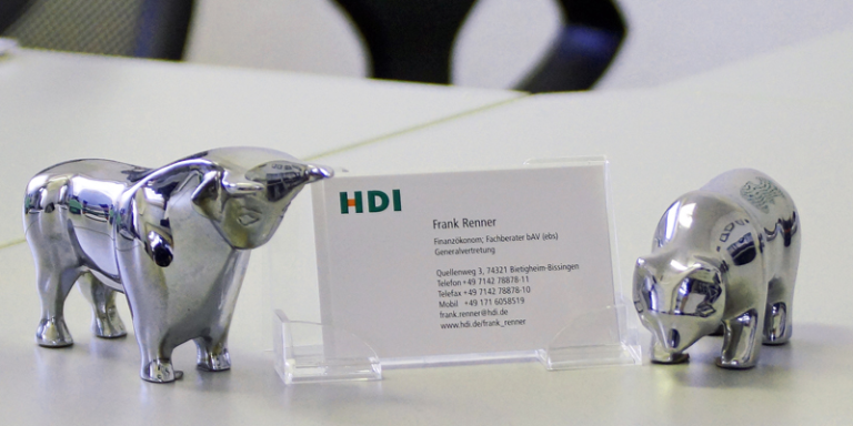 Karteikarten mit Konatktdaten links daneben steht ein kleiner silberner Elefanten und rechts daneben steht ein kleiner silberner Bär 