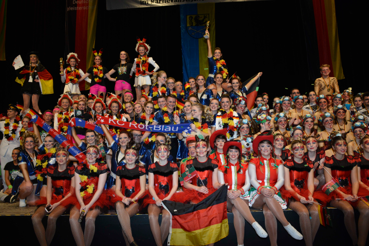 Viele Menschen mit verschiedene Kostümen