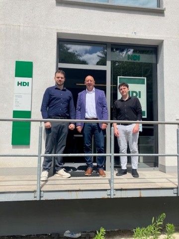 Teamfoto vor der Agentur