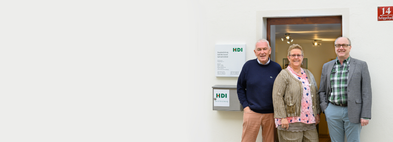 Mitarbeiterfoto vor der HDI Agentur 