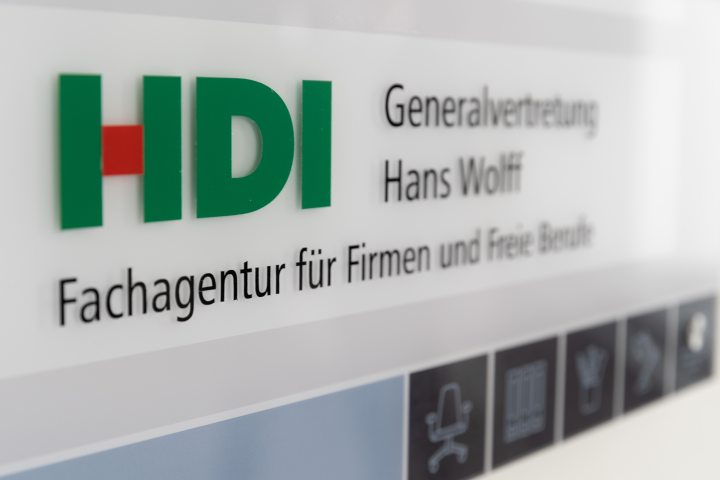 Shcriftzug auf dem HDI Generalvertretung Hans Wolff Fachagentur für Firmen und Freie Berufe steht