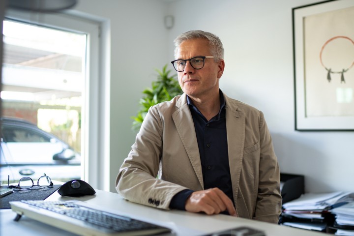 Reinald Budke-Homburg am Schreibtisch in der Agentur