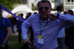 Mann mit Sonnenbrille macht lustige Pose beim Digital HUB Bonn.