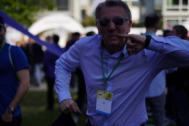 Mann mit Sonnenbrille macht lustige Pose beim Digital HUB Bonn.