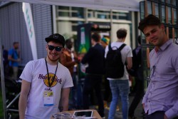 Zwei Männer schauen lächelnd in die Kamera.