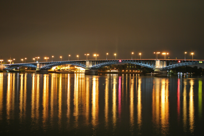 Theodor-Heuss-Brücke in Mainz bei Nacht
