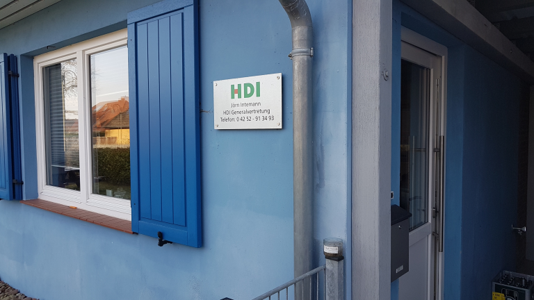 blaues Haus mit HDI Schild