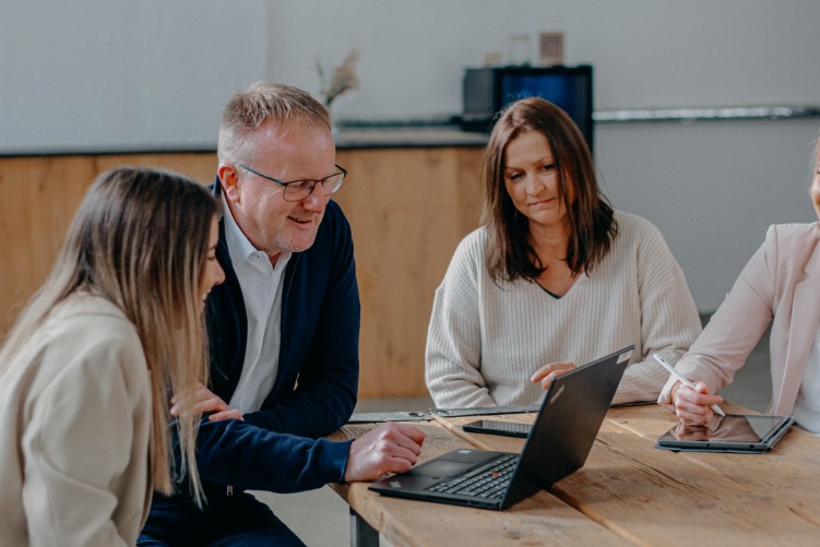 Team Koch in der Besprechung