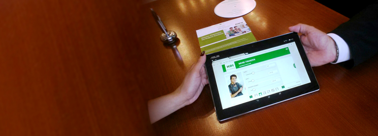 Man sieht ein Tablet das von zwei Händen gehalten wird. Auf dem Tablet wurde eine Internetseite von HDI aufgerufen.