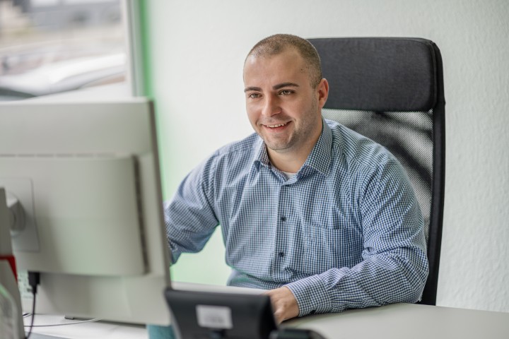 Dennis Szostek am PC