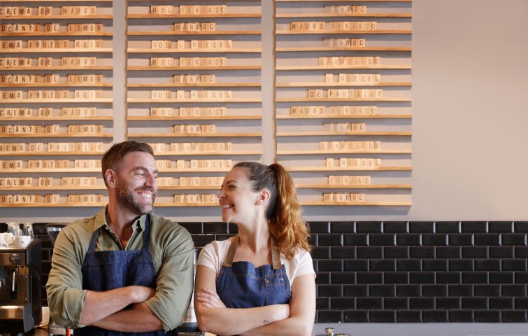 Mitarbeiter, die sich gegenseitig anlächlen.